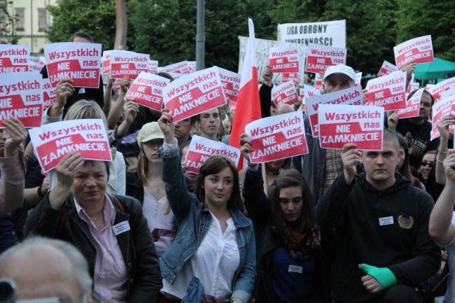 Manifestacja solidarności ze skazanymi za przerwanie wykładu prof. Zygmunta Baumana