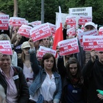 Manifestacja solidarności ze skazanymi za przerwanie wykładu prof. Zygmunta Baumana