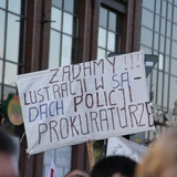 Manifestacja solidarności ze skazanymi za przerwanie wykładu prof. Zygmunta Baumana