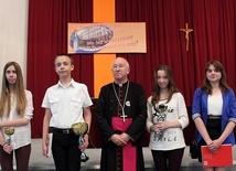 Od lewej: Anna Pawlak, Kacper Słodki, bp Andrzej F. Dziuba, Adrianna Kozińska i zdobywczyni IV miejsca - Aleksandra Stępień