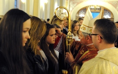 Rocznicowa Msza św. została połączona z udzieleniem sakramentu bierzmowania młodzieży z parafii katedralnej