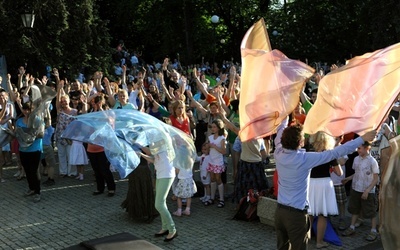 Jedną z form uwielbienia Boga przez wspólnoty ewangelizacyjne jest tak zwana modlitwa flagowania