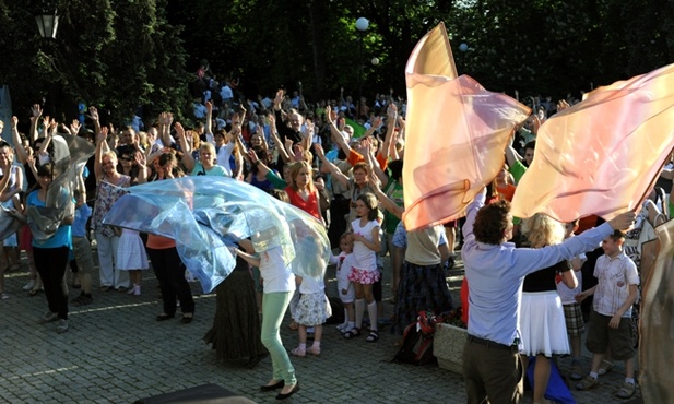 Jedną z form uwielbienia Boga przez wspólnoty ewangelizacyjne jest tak zwana modlitwa flagowania