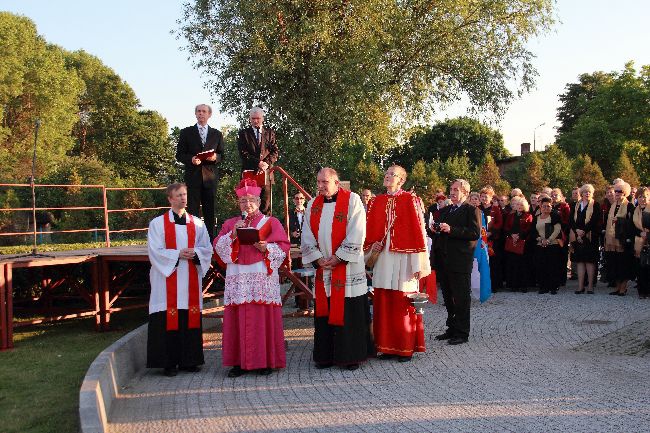 Poświęcenie dzwonnicy Ksiądz Jerzy w Rumi