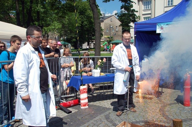 Podczas imprezy naukowcy przygotowali wiele spektakularnych pokazów