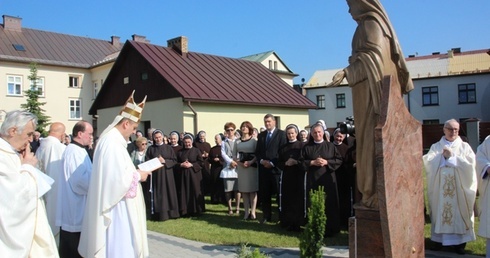 Bp Roman Pindel poświęcił figurę bł. matki Małgorzaty Łucji Szewczyk na klasztornym dziedzińcu