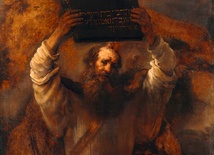 Fakt, że Mojżesz wziął do rąk tablice kamienne i wstąpił na górę, zakłada, że Pan Bóg odstąpił od karania za grzech