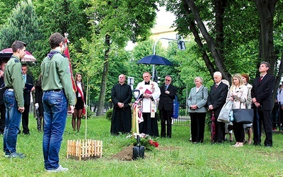Goście oświęcimskich gimnazjalistów posadzili razem z nimi drzewo upamiętniające policjanta zamordowanego w Miednoje