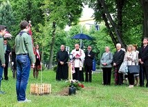 Goście oświęcimskich gimnazjalistów posadzili razem z nimi drzewo upamiętniające policjanta zamordowanego w Miednoje