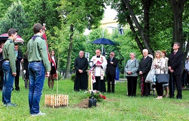 Goście oświęcimskich gimnazjalistów posadzili razem z nimi drzewo upamiętniające policjanta zamordowanego w Miednoje