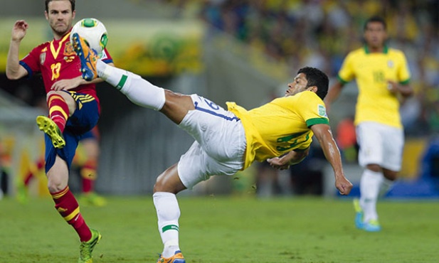 Rok temu Brazylia wygrała z Hiszpanią w finale Pucharu Konfederacji. Czy teraz dojdzie do rewanżu? Na zdjęciu Juan Mata (z lewej) i Hulk
