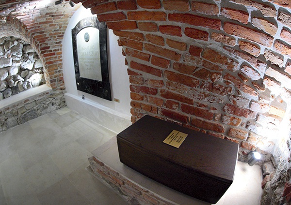 Trumna ze szczątkami bp. Aleksandra Fredry. W tle, po lewej stronie, tablica i grobowiec abp. Ignacego Tokarczuka