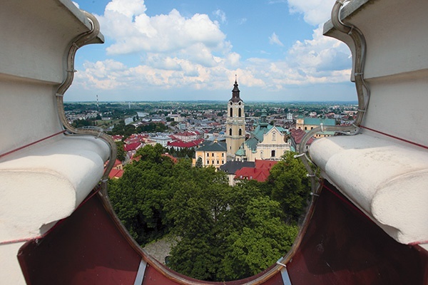 Przemyśl widziany z baszty  Zamku Kazimierzowskiego. Na pierwszym planie  archikatedra św. Jana Chrzciciela