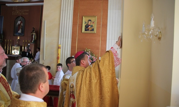 Świętym olejem namaszczone zostały także zacheuszki