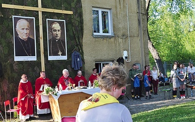 Msza św. sprawowana tuż przy placu apelowym byłego obozu koncentracyjnego w Działdowie dla pieszych pielgrzymów z Żuromina i okolic