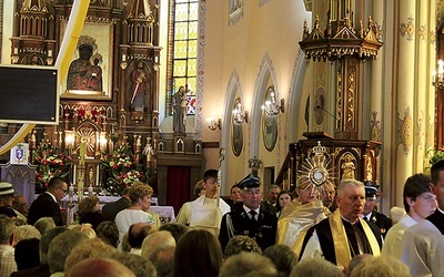 Podczas jubileuszu wierni i kapłani modlili się za budowniczych i troszczących się o piękno kościoła pw. Matki Bożej Częstochowskiej w Baboszewie