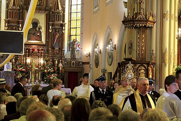 Podczas jubileuszu wierni i kapłani modlili się za budowniczych i troszczących się o piękno kościoła pw. Matki Bożej Częstochowskiej w Baboszewie