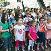  O oprawę muzyczną podczas Mszy św. zatroszczyła się schola Załoga Boga z parafii Ducha Świętego w Słubicach