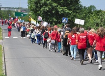 Darłowo, 6 czerwca: Radosny pochód wolontariuszy SKC przeszedł przez miasto, wzbudzając zainteresowanie mieszkańców