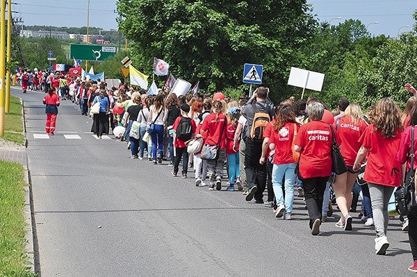 Darłowo, 6 czerwca: Radosny pochód wolontariuszy SKC przeszedł przez miasto, wzbudzając zainteresowanie mieszkańców