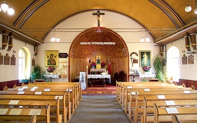   W ołtarzu głównym znajduje się ikona Dobrego Pasterza ofiarowana przez parafian 