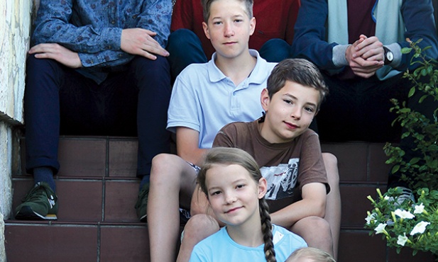 Dorota i Jan Dolibogowie z dziećmi: Michałem, Karolem, Tomkiem, Rafałem, Wojtkiem, Marysią i Adasiem