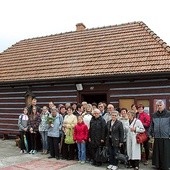  Gorliczanie przed domem bł. Karoliny