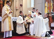 Biskup opolski namaścił dłonie nowo wyświęconych księży