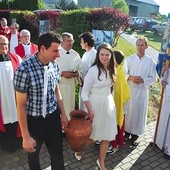 Po Eucharystii procesja przeszła do sanktuarium