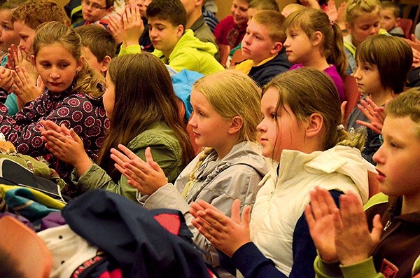 Dzieci słuchały opowieści o locie w kosmos z zapartym tchem 