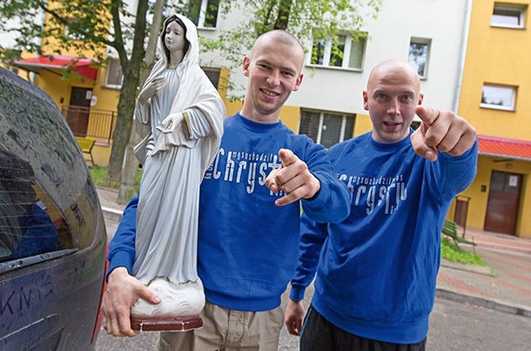 Piotrek i Jacek ruszają  z Dobrą Nowiną w Polskę.  Łyse banie głoszą zmartwychwstanie!  