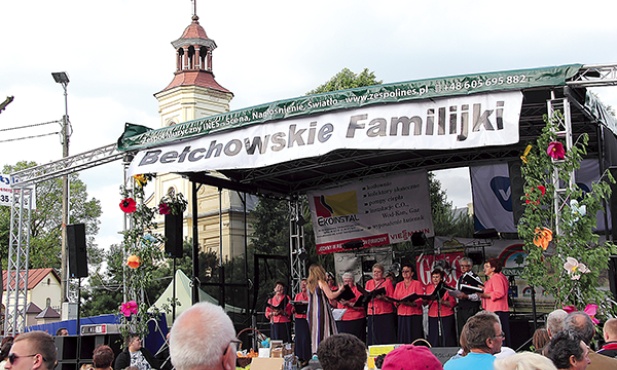  Zespół Klubu Seniora „Słoneczko” na festynowej scenie w Bełchowie