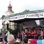  Zespół Klubu Seniora „Słoneczko” na festynowej scenie w Bełchowie