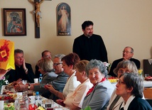  Po uroczystej Eucharystii członkowie grupy o. Pio podczas wspólnej agapy wspominali wspólne pielgrzymki, spotkania, rekolekcje i akcje charytatywne