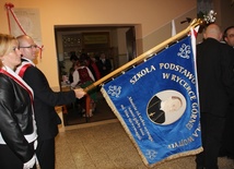 Wraz z nadaniem imienia Karola Wojtyły szkoła w Rycerce Górnej otrzymała nowy sztandar