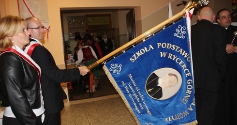 Wraz z nadaniem imienia Karola Wojtyły szkoła w Rycerce Górnej otrzymała nowy sztandar