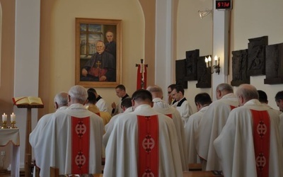 Modlitwa przed obrazem błogosławionych biskupów męczenników w kaplicy Wyższego Seminarium Duchownego w Płocku