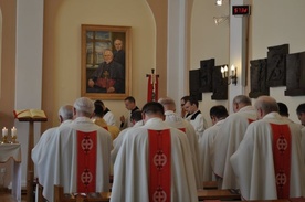 Modlitwa przed obrazem błogosławionych biskupów męczenników w kaplicy Wyższego Seminarium Duchownego w Płocku