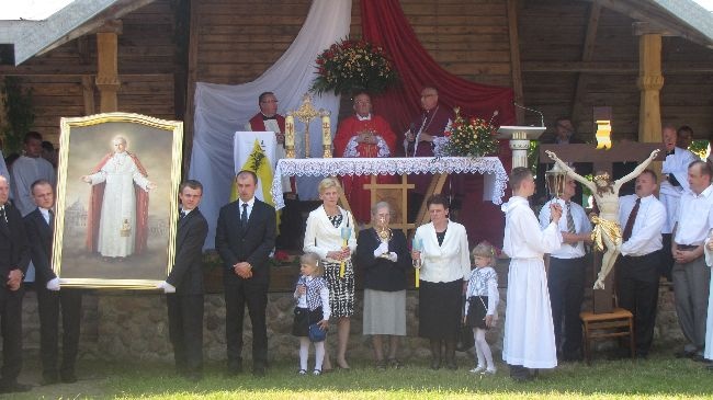 Czciciele Matki Bożej Bartnickiej z odnowionym zabytkowym krucyfiksem i z obrazem św. Jana Pawła II