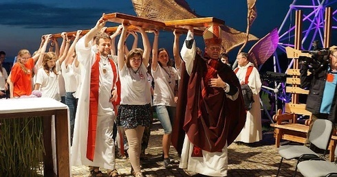 Symbole ŚDM peregrynują po Pradze