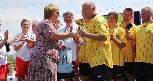 Bogusława Waligóra-Klimurczyk wręcza puchar Piotrowi Kochowskiemu, kapitanowi drużyny samorządowców, która zajęła drugie miejsce w turnieju