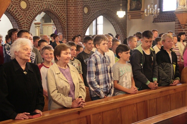 Neoprezbiterzy dziękują młodzieży za modlitwę