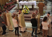 Neoprezbiterzy dziękują młodzieży za modlitwę