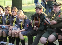 Harcerze zaprosili na ognisko i wspólne śpiewanie. Na gitarze gra prof. Marek Wierzbicki