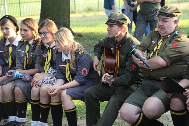 Harcerze zaprosili na ognisko i wspólne śpiewanie. Na gitarze gra prof. Marek Wierzbicki