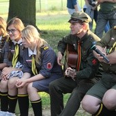 Harcerze zaprosili na ognisko i wspólne śpiewanie. Na gitarze gra prof. Marek Wierzbicki