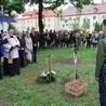 Gimnazjaliści z Oświęcimia i ich goście podczas uroczystości upamiiętnienia st. post. Józefa Szarka