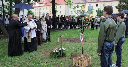 Gimnazjaliści z Oświęcimia i ich goście podczas uroczystości upamiiętnienia st. post. Józefa Szarka