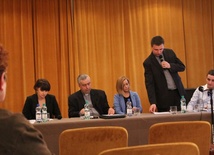 Panelistów przedstawił ks. Krzysztof Ruciński