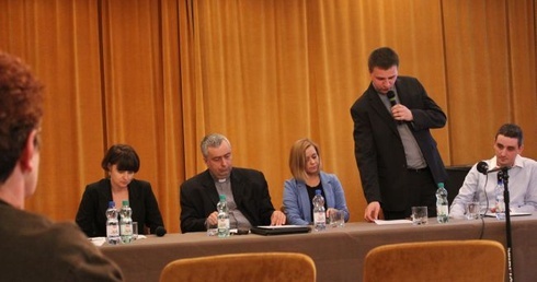 Panelistów przedstawił ks. Krzysztof Ruciński